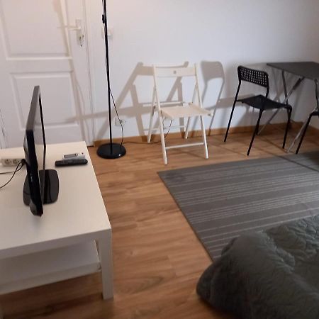 3 Hebergements - Au 1Er Etage 1 Appartement 2 Pieces Et Au 2Eme Etage Un Logement De 2 Chambres Louees Separement Avec Coin Cuisine Et Toilettes A Partager- Dans Pavillon Au Pied Du Rer B A 5 Minutes De Paris Et 30 Mn Stade De France Cachan Ngoại thất bức ảnh