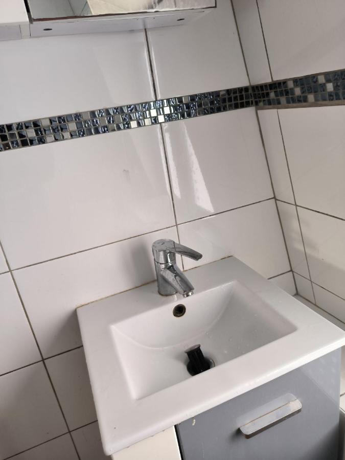 3 Hebergements - Au 1Er Etage 1 Appartement 2 Pieces Et Au 2Eme Etage Un Logement De 2 Chambres Louees Separement Avec Coin Cuisine Et Toilettes A Partager- Dans Pavillon Au Pied Du Rer B A 5 Minutes De Paris Et 30 Mn Stade De France Cachan Ngoại thất bức ảnh
