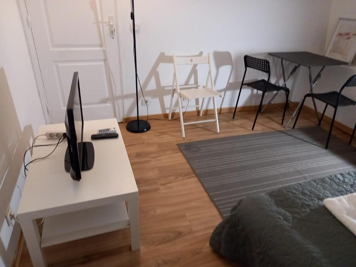 3 Hebergements - Au 1Er Etage 1 Appartement 2 Pieces Et Au 2Eme Etage Un Logement De 2 Chambres Louees Separement Avec Coin Cuisine Et Toilettes A Partager- Dans Pavillon Au Pied Du Rer B A 5 Minutes De Paris Et 30 Mn Stade De France Cachan Ngoại thất bức ảnh